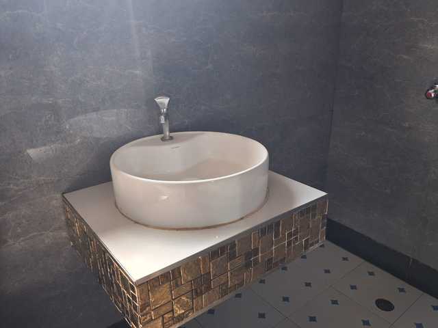 Executive room bathroom at Whispers Lodge